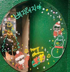 河原町駅近くにあるサムギョプサル専門店「ベジテジや 四条木屋町店」のクリスマス装飾画像